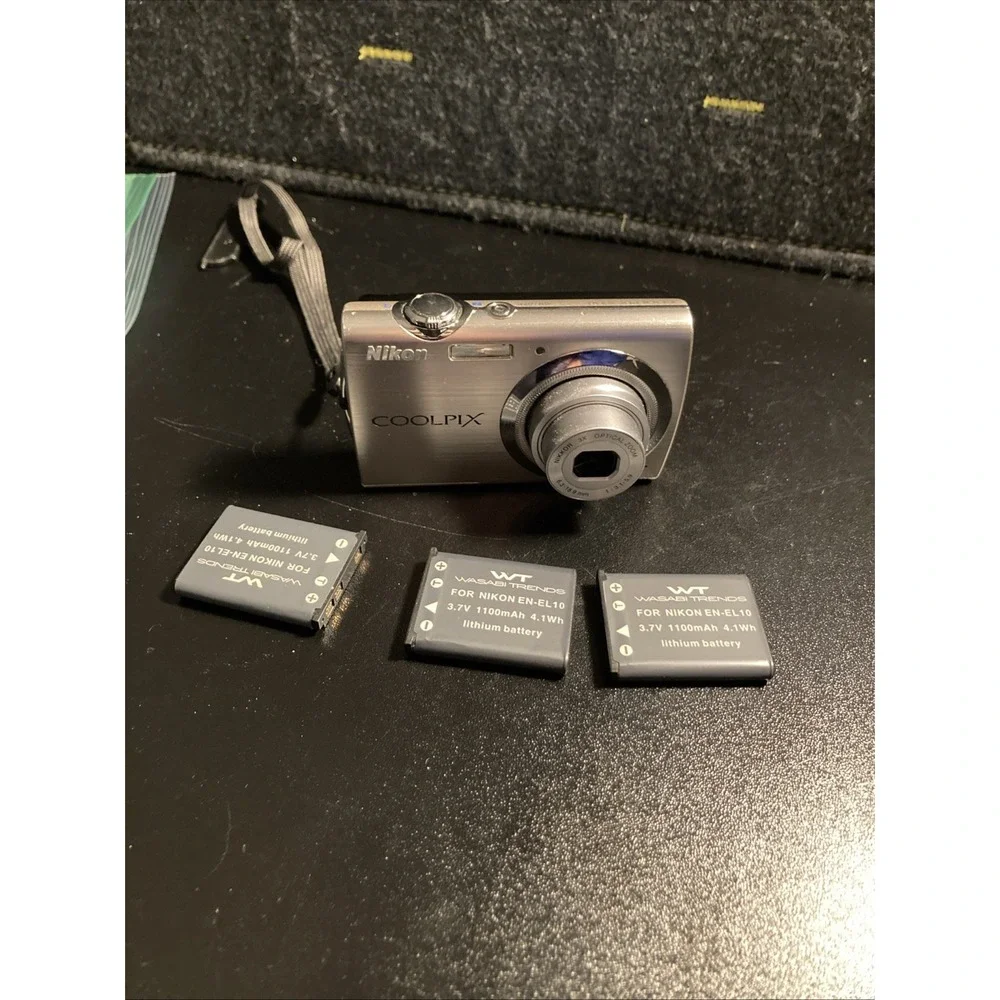 Nikon Coolpix S230 10MP - Silver -‎ w/ 4 Batteries!